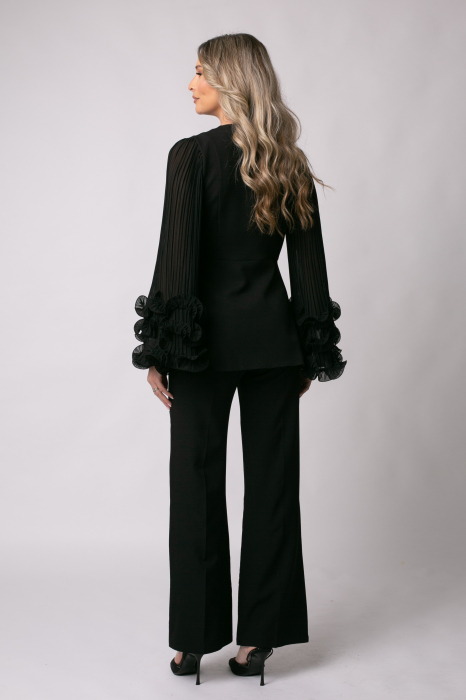 Costum elegant negru cu mâneci accesorizate cu volane [3]