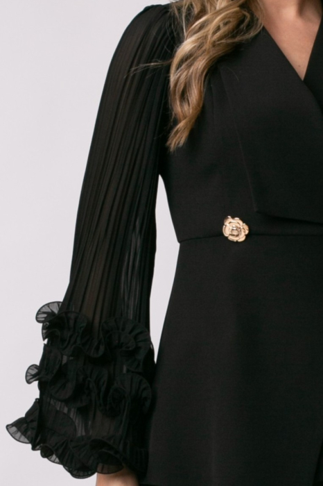 Costum elegant negru cu mâneci accesorizate cu volane [4]