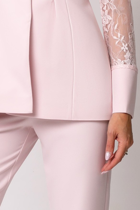 Costum elegant roz cu dantelă și umeri bufanți [9]