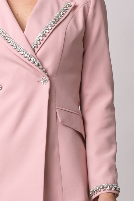 Costum elegant roz cu rever accesorizat [3]