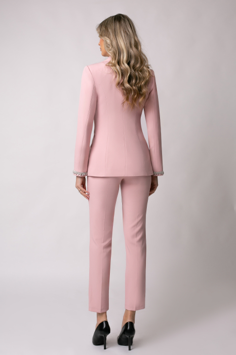 Costum elegant roz cu rever accesorizat [3]