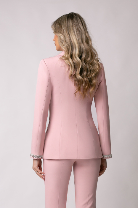 Costum elegant roz cu rever accesorizat [6]