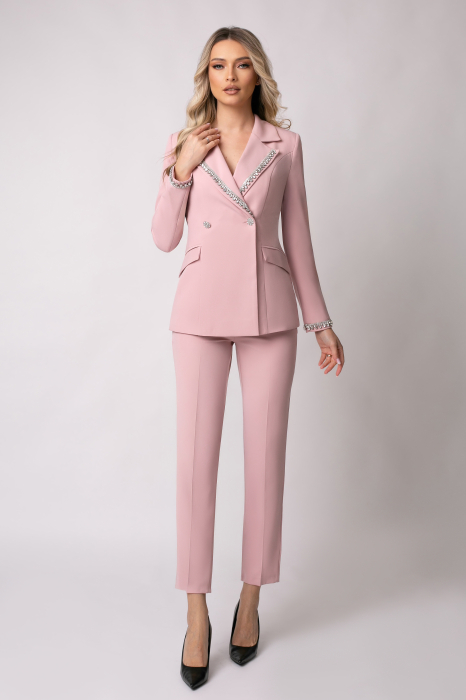 Costum elegant roz cu rever accesorizat [4]