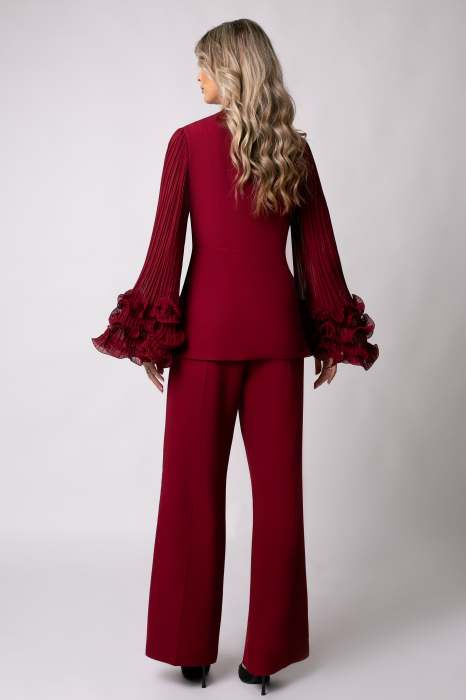 Costum elegant vișiniu cu mâneci accesorizate cu volane [3]