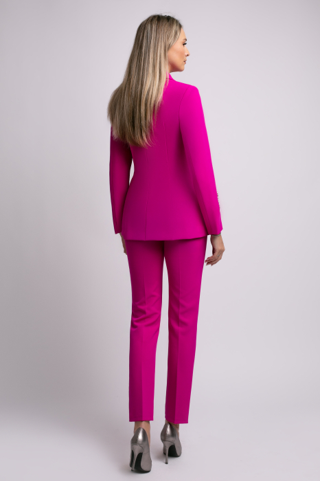 Costum From elegant fucsia cu mâneci accesorizate [4]