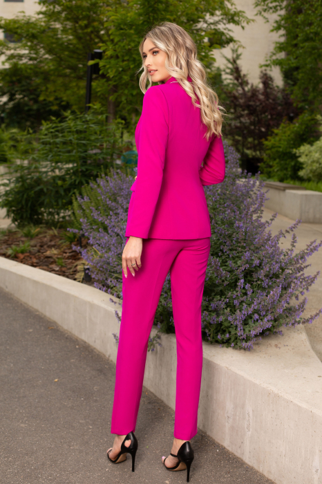 Costum Helen elegant fucsia  accesorizat cu pene [3]