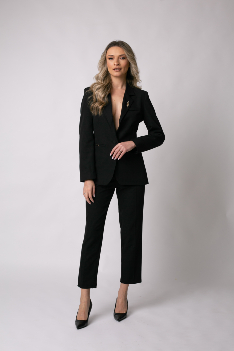 Costum office mărime mare negru accesorizat cu broșă pe rever [2]