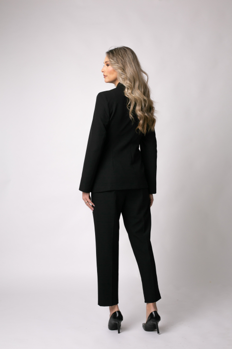 Costum office mărime mare negru accesorizat cu broșă pe rever [3]