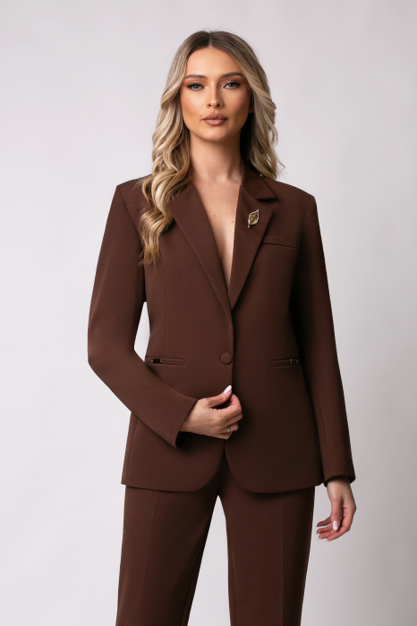 Costum office maro mărime mare accesorizat cu broșă pe rever [2]
