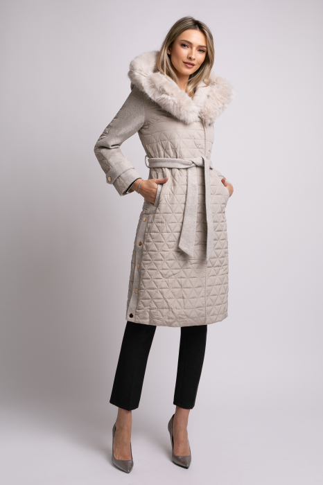 Geacă bej din fâș cu glugă accesorizată cu blană [7]