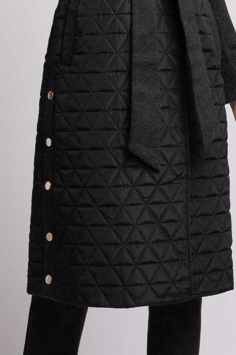 Geacă neagră din fâș cu glugă accesorizată cu blană [7]