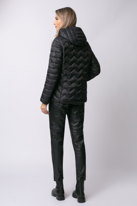 Geacă neagră matlasată cu doua fețe și glugă detașabilă [9]