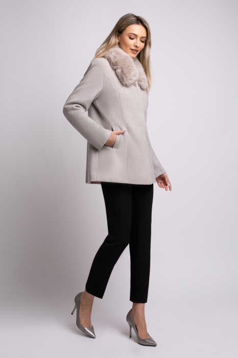 Palton bej mărime mare accesorizat cu blană detașabilă la guler [5]