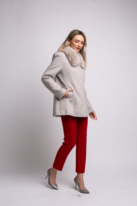 Palton bej mărime mare accesorizat cu blană detașabilă la guler [3]