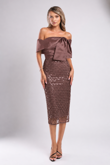 Rochie de ocazie maro accesorizată cu paiete [4]