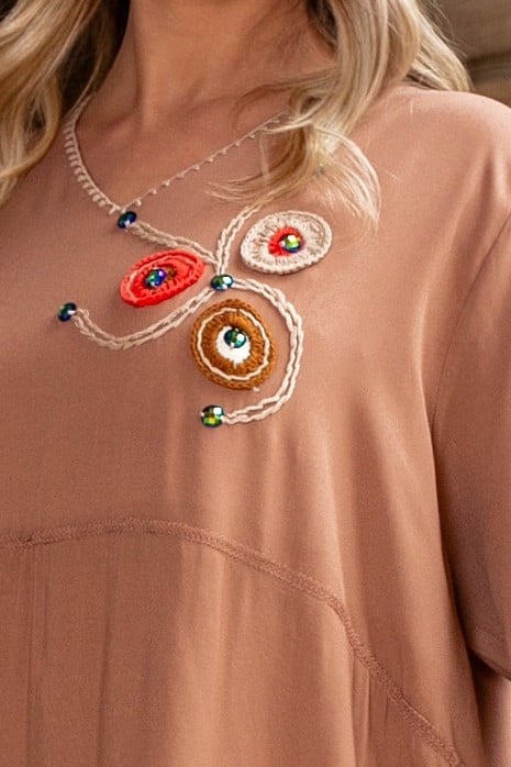 Rochie din vâscoză mărime mare camel accesorizată cu broderie [4]