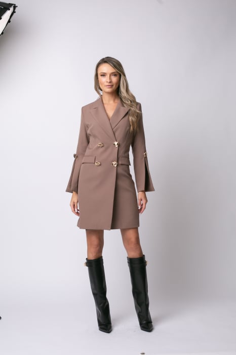 Rochie elegantă bej tip sacou accesorizată pe mânecă [2]