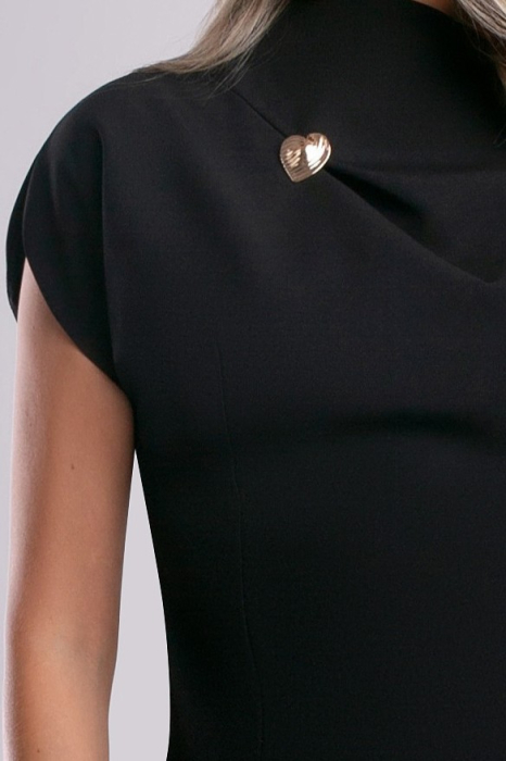 Rochie elegantă neagră accesorizată cu broșă [7]