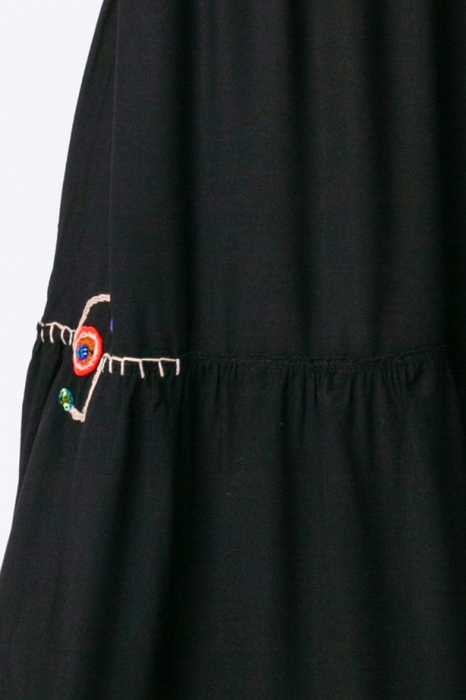 Rochie neagră din vâscoză mărime mare accesorizată cu broderie [5]