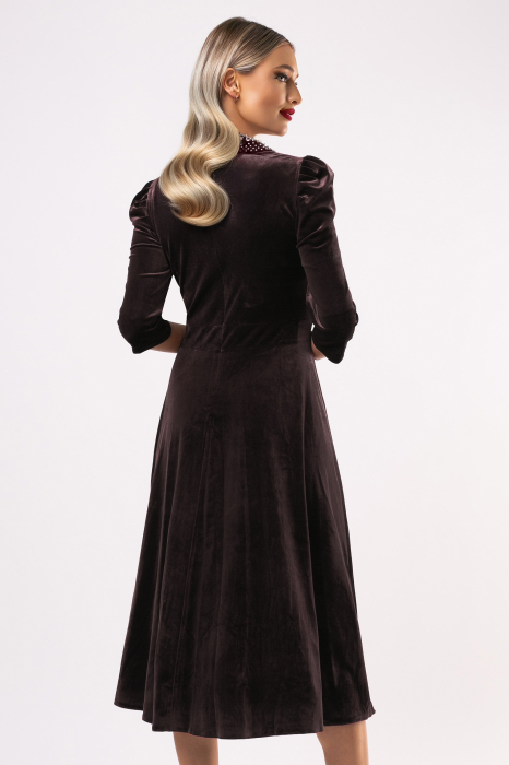 Rochie Lora maro din catifea cu accesorii pe bust și în talie [3]