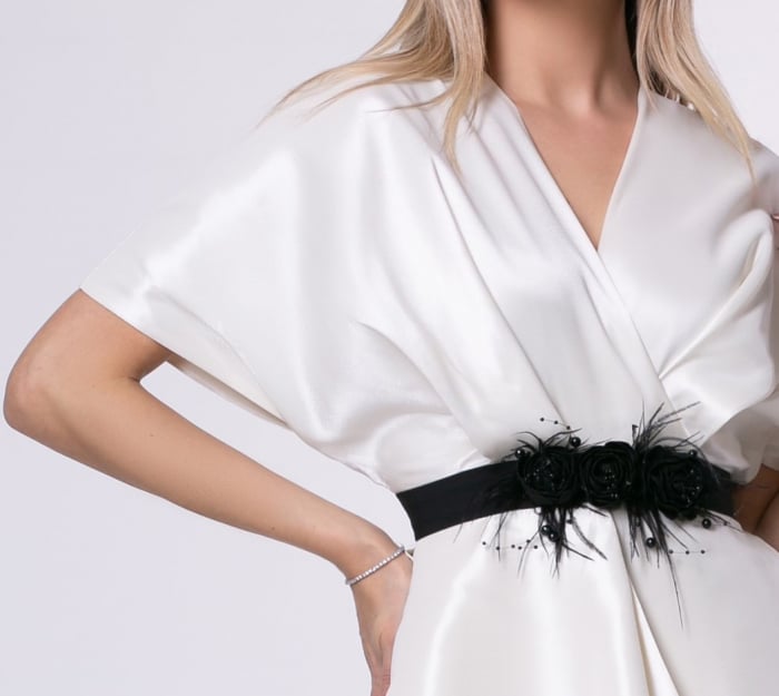 Rochie lungă elegantă accesorizată în talie pene [4]