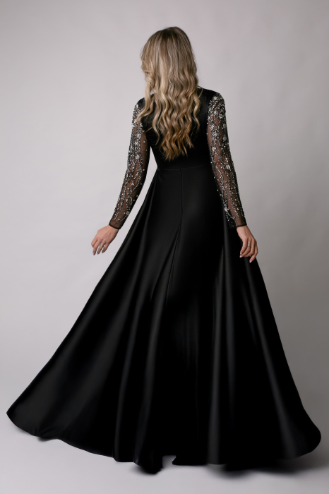 Rochie lungă neagră de ocazie accesorizată cu pietricele [3]