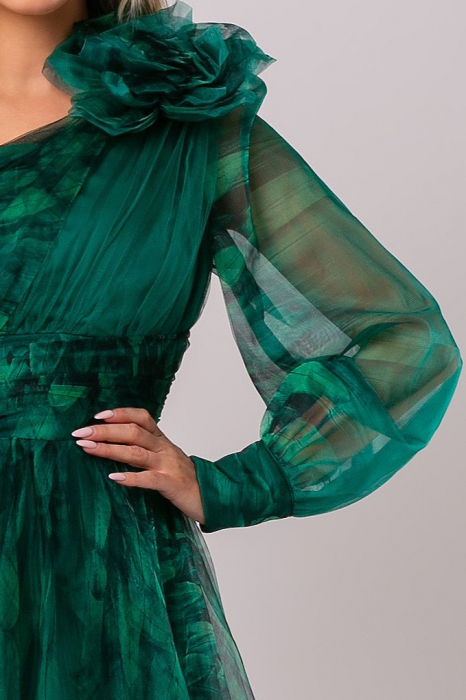 Rochie lungă verde din tulle accesorizată pe umăr [4]