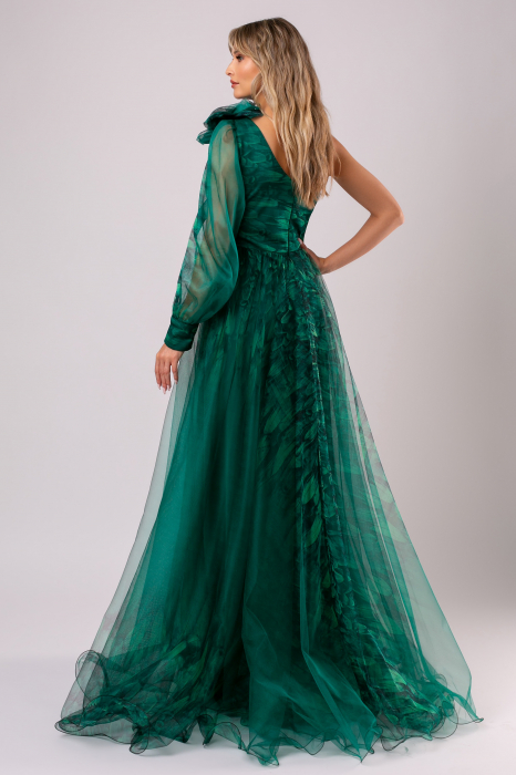 Rochie lungă verde din tulle accesorizată pe umăr [3]