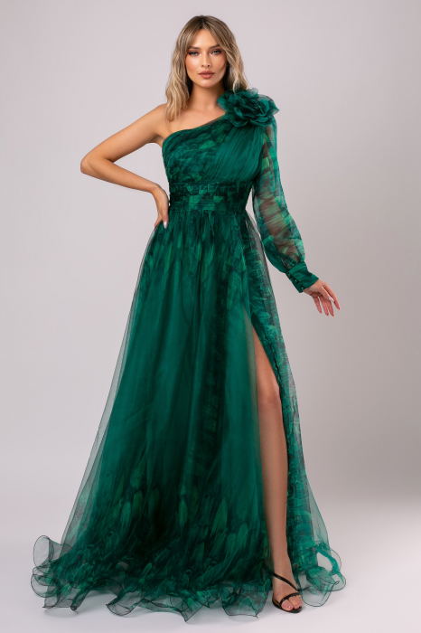 Rochie lungă verde din tulle accesorizată pe umăr [2]