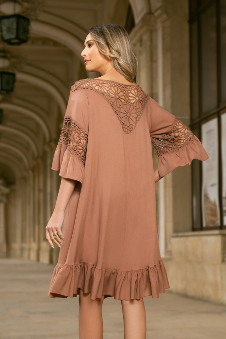 Rochie maro mărime mare accesorizată cu dantelă [3]