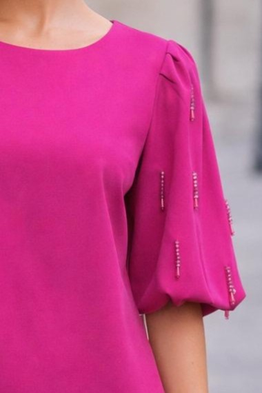 Rochie midi fucsia cu mâneci accesorizate cu pietricele [2]