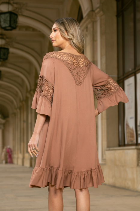 Rochie maro mărime mare accesorizată cu dantelă [3]