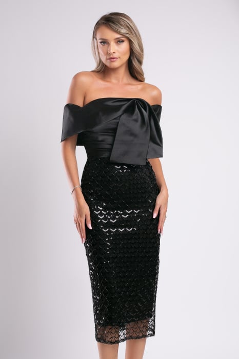 Rochie neagră de ocazie accesorizată cu paiete [5]