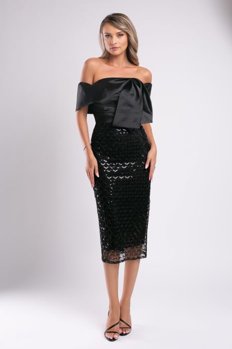 Rochie neagră de ocazie accesorizată cu paiete [2]