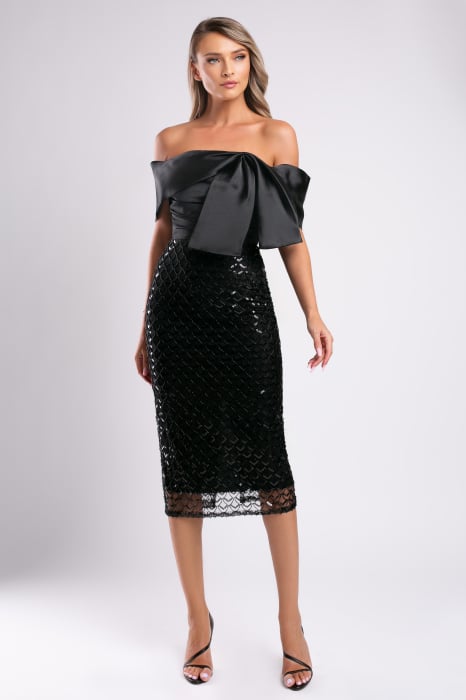 Rochie neagră de ocazie accesorizată cu paiete [4]