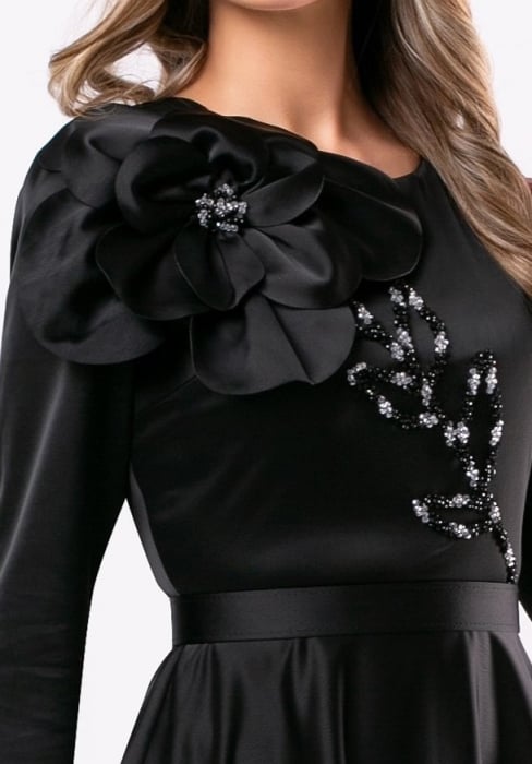 Rochie neagră elegantă accesorizată cu o floare 3D [5]
