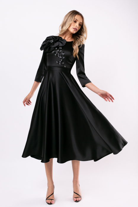 Rochie neagră elegantă accesorizată cu o floare 3D [2]