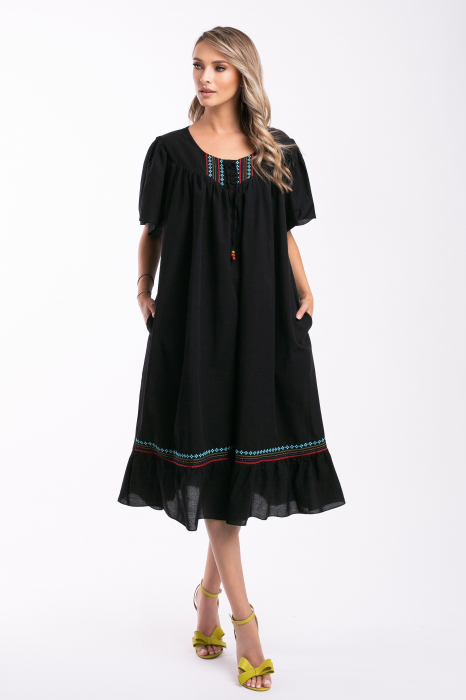 Rochie neagră mărime mare accesorizată cu broderie [2]