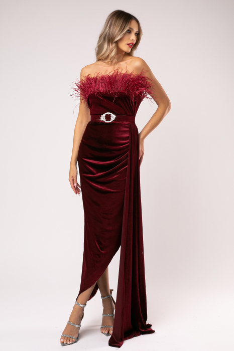 Rochie Rina vișinie lungă din catifea accesorizată cu pene [2]