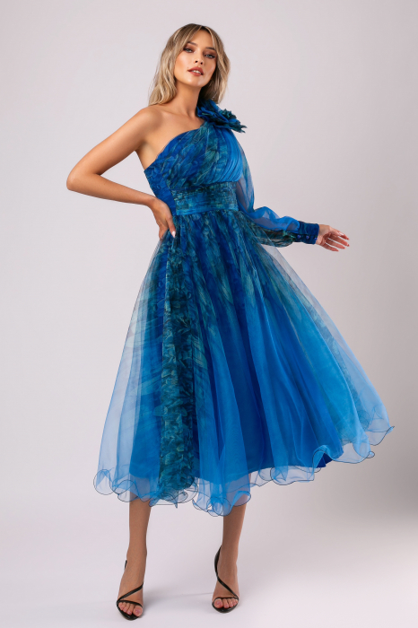 Rochie scurtă albastră din tulle accesorizată pe umăr [2]