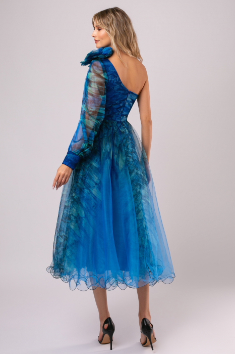 Rochie scurtă albastră din tulle accesorizată pe umăr [3]