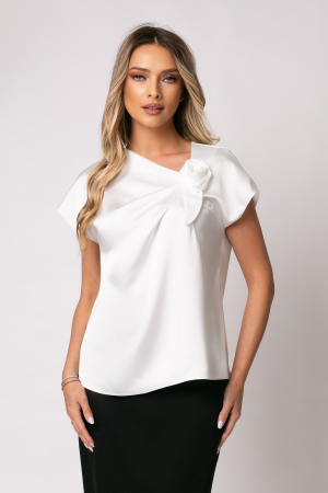 VEZI TOATE NOUTĂȚILE - Bluza albă elegantă accesorizată pe bust