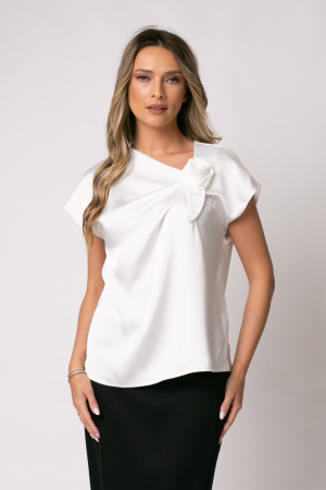 VEZI TOATE NOUTĂȚILE - Bluza albă elegantă accesorizată pe bust