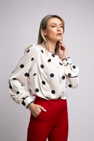 COLECȚIE NOUĂ - Bluză bej accesorizată cu dantelă