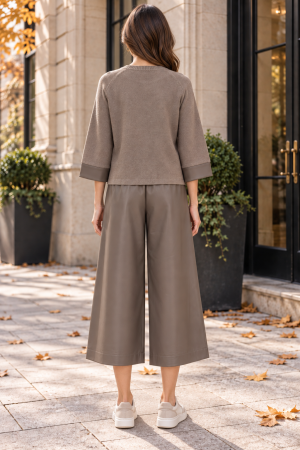 Compleu grej damă casual cu bluză și pantaloni largi din piele [2]