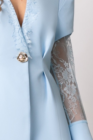 Costum elegant baby blue cu dantelă și umeri bufanți [4]