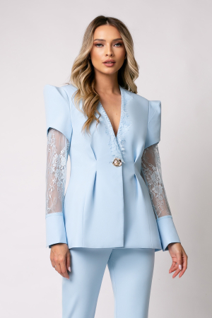 Costum elegant baby blue cu dantelă și umeri bufanți [6]