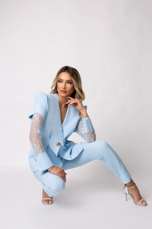 Costum elegant baby blue cu dantelă și umeri bufanți [2]