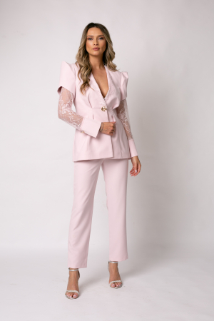 Costum elegant roz cu dantelă și umeri bufanți [1]