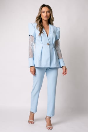COLECȚIE NOUĂ - Costum elegant baby blue cu dantelă și umeri bufanți